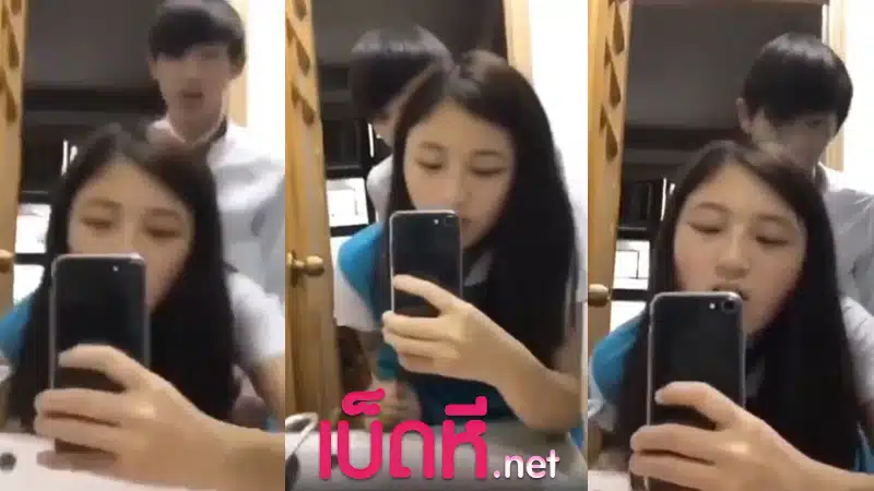 คลิปหลุดนักเรียน เย็ดกันหน้ากระจก โดนรุ่นพี่ม.6 เย็ดเปิดซิง ครั้งแรกก็จะเจ็บหีหน่อยๆ เอามือปิดปากแล้วบีบคอกระแทกหี ร่านๆโคตรได้อารมณ์