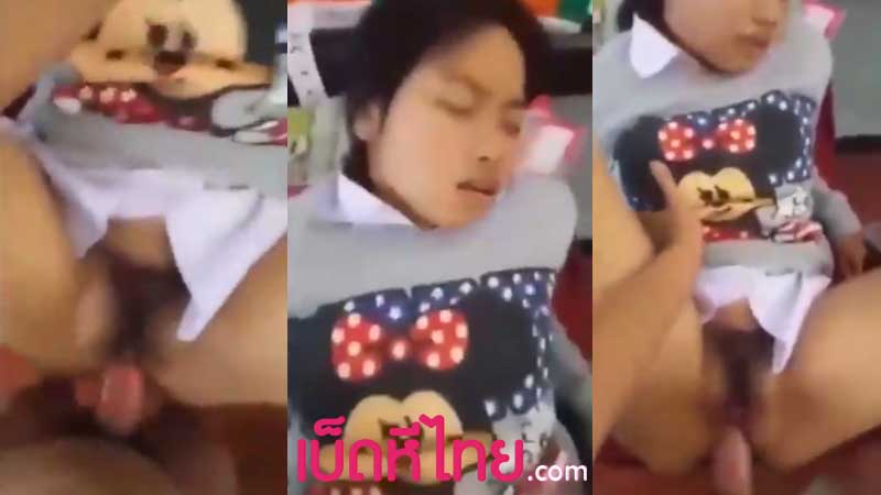 คลิปหลุดนักเรียน เย็ดหีเพื่อนสาวก่อนกลับบ้าน xxx เพื่อนนักเรียนโดนเย็ดสดคาห้องเรียน ถกกระโปรงเสียบควยเย็ดหี โดนกระแทกจนน้ำหีแฉะ